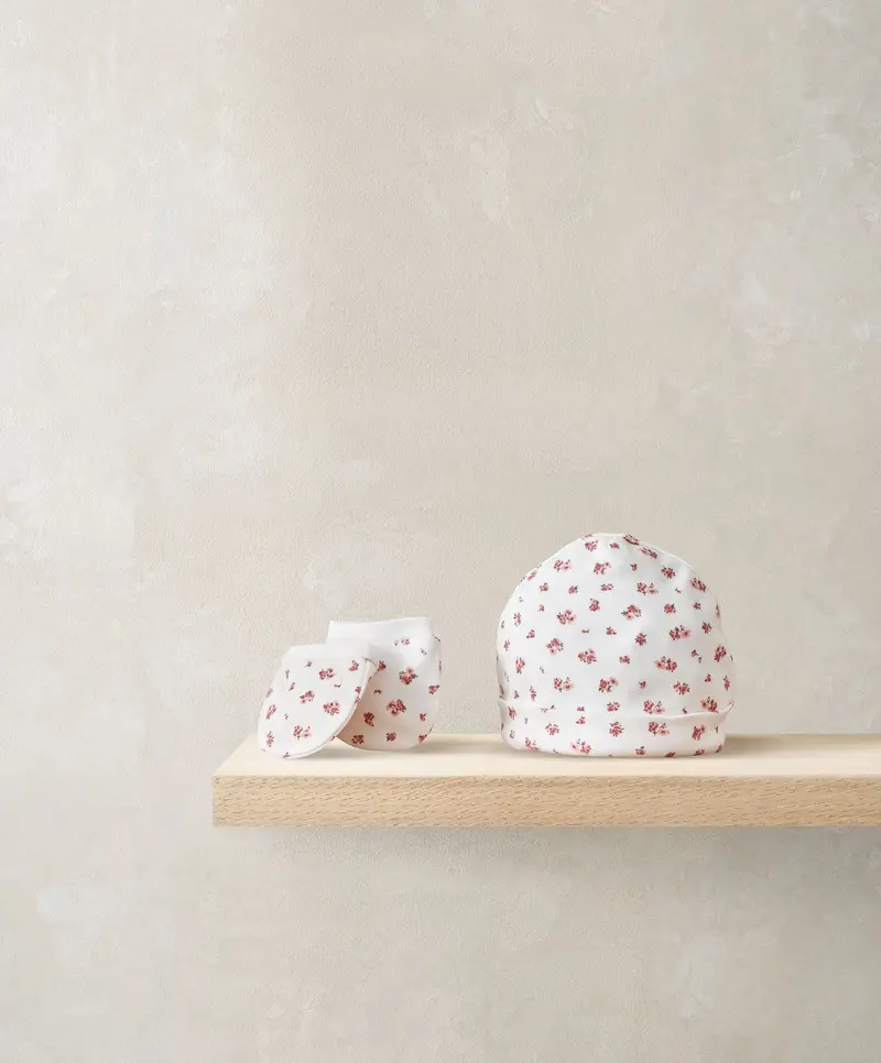 Rose-Themed Preemie Hat And Mittens Set 1